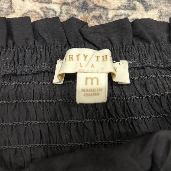 Elegant Black Crop Top with White Accents - Picture 4 of 4